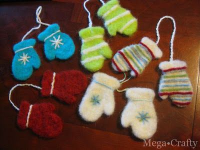 Needle-felted mitten ornaments Felted Ornaments, Tovad Ull, Needle Felted Ornaments, Mitten Ornaments, Needle Felting Diy, Needle Felted Christmas, Felted Wool Crafts, Ge Bort, Needle Felting Tutorials