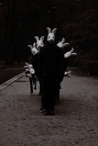 Creepy Photography, Creepy Halloween Costumes, Arte Occulta, Bunny Mask, Robert Mapplethorpe, رعب نفسي, Creepy Pictures, Arte Obscura, Masks Art