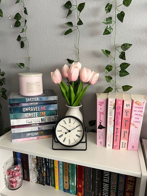 Cute Small Bookshelf Ideas, Book Room Decor Ideas, Room Decor Ideas Bookshelf, Cute Bedroom Shelves, Mini Bookshelf Aesthetic, Book Shelf Inspo Aesthetic, Room Bookshelf Aesthetic, Bookshelves In Bedroom Aesthetic, Bookshelf Aesthetic Bedroom