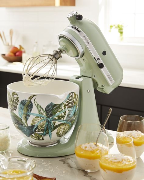 You Can Create a Custom KitchenAid Mixer With This New Tool Casa Aesthetic, Ceramica Ideas, Kitchenaid Artisan, Kitchen Gear, Casa Vintage, Stand Mixer, Mixing Bowls, Unique Christmas Gifts, Ceramic Bowl