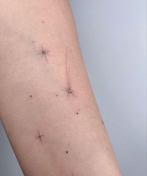 Tattoo Etoile, Aesthetic Tattoo Ideas, Shooting Star Tattoo, Sparkle Tattoo, 42 Tattoo, Small Star Tattoos, Tattoos Instagram, Flower Tattoo Ideas, 20 Aesthetic