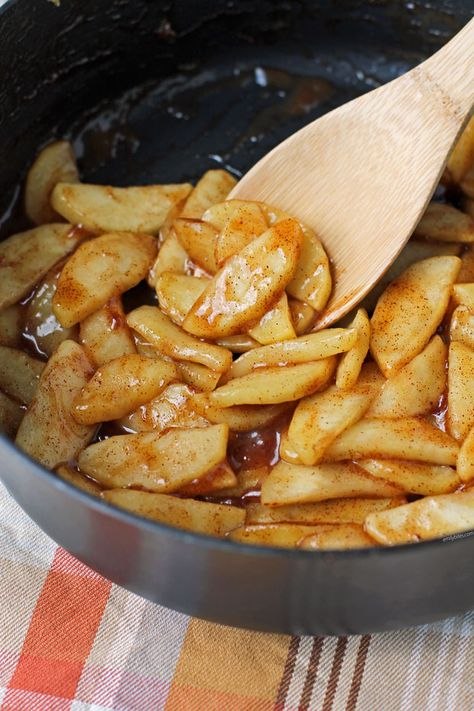 These quick and easy warm Stovetop Cinnamon Apples are perfectly sweet, delicious, and so versatile for just 150 calories or 2 WW SmartPoints! Stovetop Cinnamon Apples, Cinnamon Apples Recipe, Snacks Vegetarian, Recipe Using Apples, Emily Bites, Slow Cooker Applesauce, Comfort Food Desserts, Recipe Builder, Apple Cinnamon Muffins