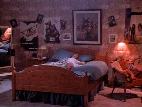 Teenage Bedrooms on Screen - Brainscan (John Flynn, 1994) Brainscan 1994, Movie Rooms, Film Bro, John Philip Sousa, 80s Girl, Teenage Bedroom, Movie Room, Bedroom Inspo, Horror Films