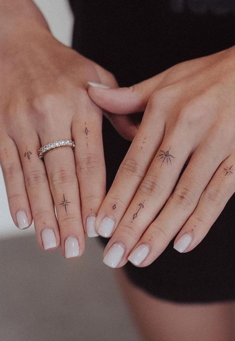 Girl Finger Tattoos, Simple Hand Tattoos, Tato Minimal, Small Finger Tattoos, Tato Henna, Finger Tattoo For Women, Finger Tats, Hand And Finger Tattoos, Finger Tattoo Designs