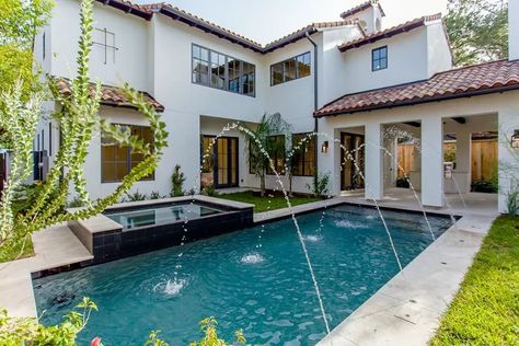 Swimming Backyard Spanish Style, Spanish Style House Exterior, Spanish Backyard, Spanish Pool, Spanish House Exterior, Homes With Pools, Mexico Houses, Spanish Patio, Cali House