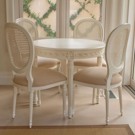 White Dinning Room Table And Chairs, French Cottage Living Room, French Dining Room, French Provincial Dining Chairs, French Dining Table, French Living Room Design, Deco Baroque, French Living Rooms, French Dining Chairs