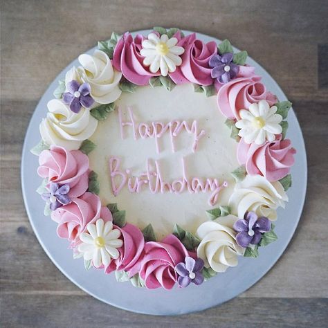 Best Birthday Cake Images, Frosting Flowers, Buttercream Flower Cake, Birthday Cake With Flowers, Cake Name, Beautiful Birthday Cakes, Birthday Cake Recipe, Cake Decorating Designs, Cake Online