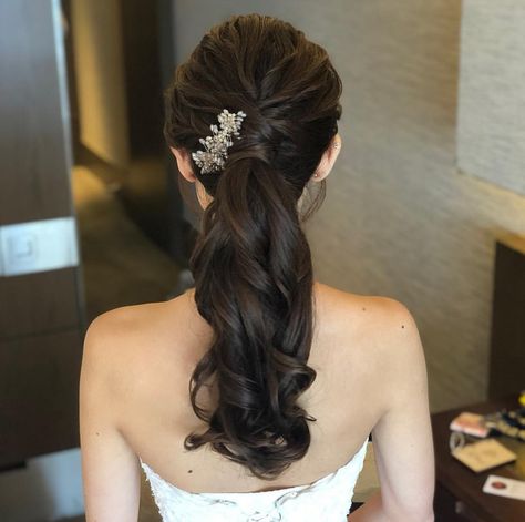 Simple And Unique Hairstyles, Hairdo Bridesmaid Simple, Hairdo Kepang, Hairstyle Wisuda, Bridal Ponytail, Easy Party Hairstyles, Chic Ponytail, Long Bridal Hair, Short Hair Bride