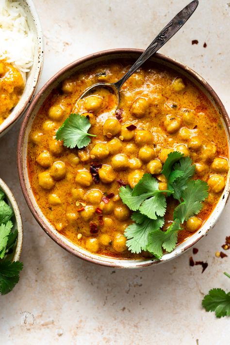 This easy Instant Pot Chickpea Coconut Curry is the perfect mid-week meal. This delicious Vegan Chickpea Tikka Masala made using coconut milk! Chickpeas Instant Pot, Chickpea Curry Coconut Milk, Instant Pot Chickpeas, Chickpea Tikka Masala, Chickpea Coconut Curry, Vegan Chickpea, Coconut Milk Curry, Chickpea Curry, Insta Pot