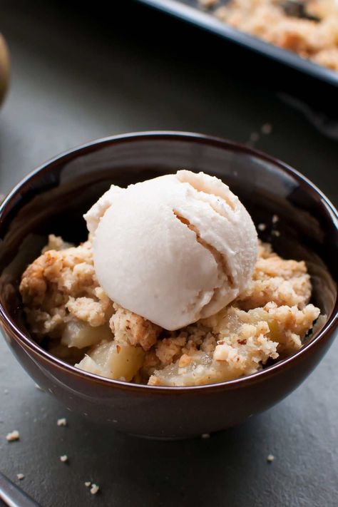 8 Easy Canned Pear Recipes - IzzyCooking Canned Pear Crisp, Canned Pear Recipes, Pear Cobbler Recipe, Pear Crisp Recipe, Pear Crumble Recipe, Pear Cobbler, Pear Upside Down Cake, Pear Bread, Pear Crisp