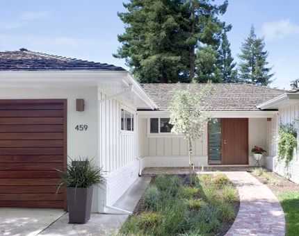 Board and Batten bungalos | Ranch house bungalow with board and batten siding --don't like, makes ... Modern Ranch House, Mid Century Modern Exterior, Modern Garage Doors, Ranch House Exterior, Mid Century Exterior, Ranch Remodel, Vertical Siding, Ranch Exterior, Modern Garage