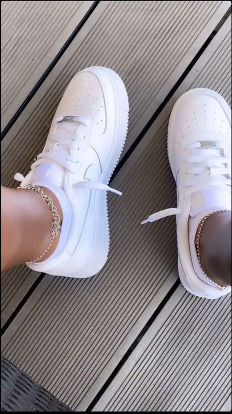 Mint Green Aesthetic, Mode Hipster, Trendy Shoes Sneakers, Pretty Shoes Sneakers, Jordan Shoes Girls, Fashion Me, Jordan Shoes Retro, Aesthetic Green, Cute Nike Shoes