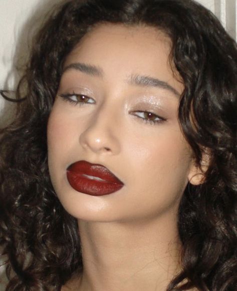 90s Red Lip Makeup, Nude Lip Makeup Look, Vampy Lips Makeup, 90s Grunge Makeup, Vampy Makeup, 90s Makeup, Formal Makeup, Red Lip Makeup, Runway Makeup