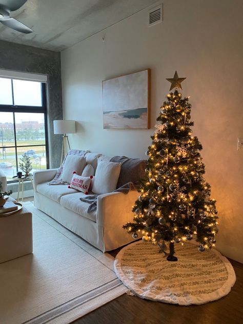 Christmas Home Decor Apartment, Christmas New York Apartment, Christmas Decorated Apartments, Christmas Tree For Small Apartment, Small Christmas Apartment, Christmas Tree Ideas Small Apartment, Small Christmas Tree Bedroom, Small Christmas Tree Ideas Bedroom, Christmas Tree Room Ideas