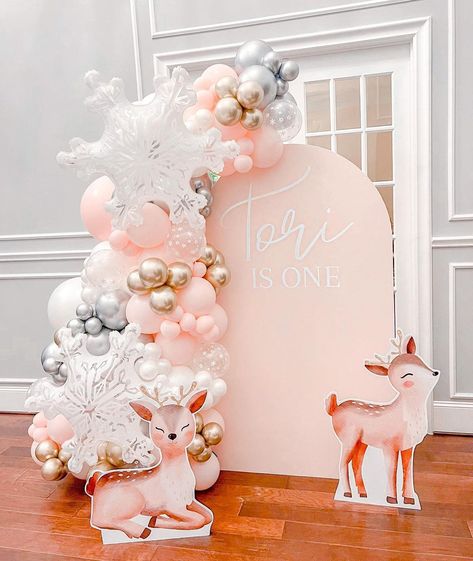 Girl First Birthday Party Ideas Winter, Winter Baby Birthday, Winter Onderland Birthday, Winter Birthday Themes, First Birthday Winter, Winter Wonderland Birthday Party, Winter Onederland Birthday Party, Winter Baby Shower Themes, 1st Birthday Girl Decorations