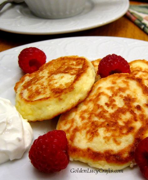 Farmer Cheese Pancakes (or Syrniki) is a traditional Ukrainian dish, served for breakfast or dessert. The name syrniki comes from the word “syr” in Ukrainian which means “cheese”. Traditionally syrniki are served with sour cream or berry jam. Sirniki, international recipe, #pancakerecipe, #farmercheese, #breakfastrecipe Farmers Cheese Recipes, Farmer Cheese, La Kitchen, Polish Kitchen, Pierogi Recipe, Bruschetta Ingredients, Cheese Pancakes, Farmers Cheese, Applesauce Cake