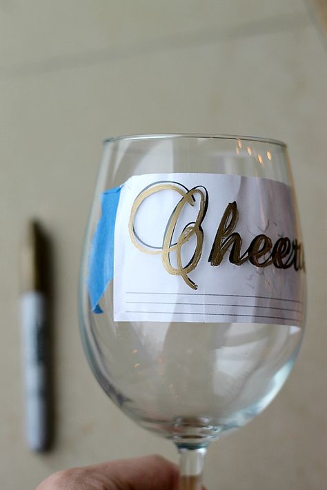 Diy Wine Glasses, Sharpie Crafts, Decorated Wine Glasses, Wine Craft, Wine Glass Crafts, Wine Glass Art, Painted Glasses, Painted Wine Glasses, Diy Wine