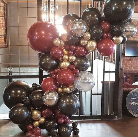 Hollywood Balloons, Burgundy Balloon Garland, Black Birthday Decorations, Baloon Garland, Black Party Decorations, Deco Ballon, Black And Gold Balloons, Black Birthday, Balloon Arrangements