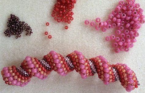 Cellini Spiral, Spiral Stitch, Seed Bead Patterns Free, Simple Beaded Necklaces, Seed Bead Bracelet Patterns, Beaded Necklace Patterns, Beaded Beads, Beaded Bracelets Tutorial, Seed Bead Patterns