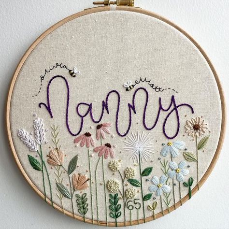 Mum Embroidery, Embroidering Ideas, Embroidery Lessons, Textile Art Embroidery, Bee Embroidery, Floral Embroidery Patterns, Baby Embroidery, Art Embroidery, Embroidery Gifts