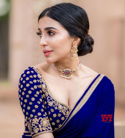 Parvati Nair, Royal Blue Saree, Blue Blouse Designs, Bridesmaid Saree, Saree Jewellery, Royal Blue Blouse, Royal Blue Wedding, Blue Saree, Velvet Blouses