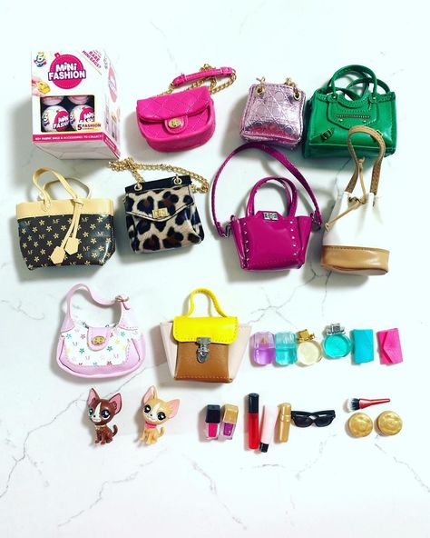 Miniature (@summerminishop) posted on Instagram: “Zuru mini fashion #barbieaccessoires #barbieminibag #zuruminibrandsunboxing” • Dec 7, 2021 at 8:52pm UTC Zuru Mini Fashion, Mini Fashion Brands Toys, Mini Brands Fashion, Mini Choses, Barbie Display, Barbie Doll Set, Mini Brands, Baby Doll Toys, Barbie Doll Accessories