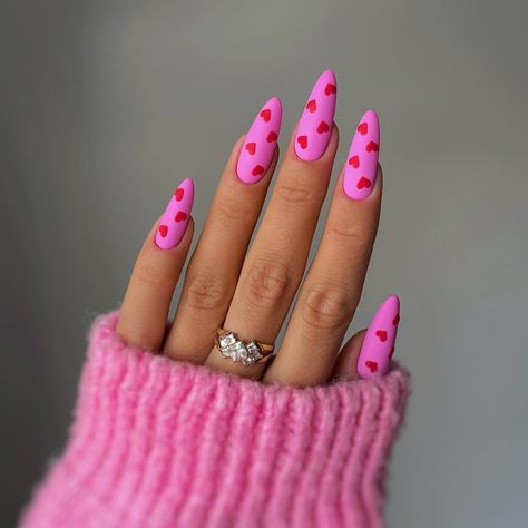 Pink Nails And Designs, Gel X Nail Designs Colorful, Bubble Gum Nails Design, Pink Fun Nail Designs, Pink Fun Nails, Chappell Roan Nails, Neon Pink Nail Designs, Nail Tip Ideas, Nails Pink Design