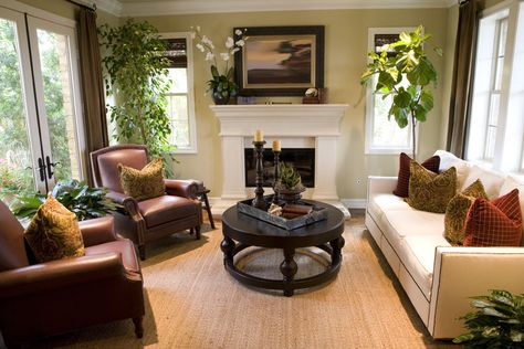 Traditional formal living room with cozy furniture and white fireplace Formal Living Room Designs, Carpet Remnants, Formal Living Room, Design Salon, Living Room Spaces, Family Room Design, Leather Furniture, Formal Living Rooms, Formal Living