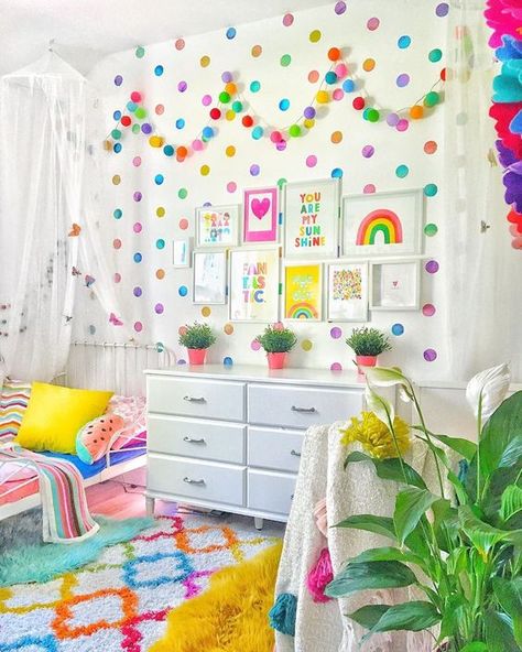 Bright Kids Room, Bright Bedding, Rainbow Room Kids, Rainbow Bedroom, Colorful Kids Room, Polka Dot Walls, Toddler Girl Room, Rainbow Room, Toddler Bedrooms