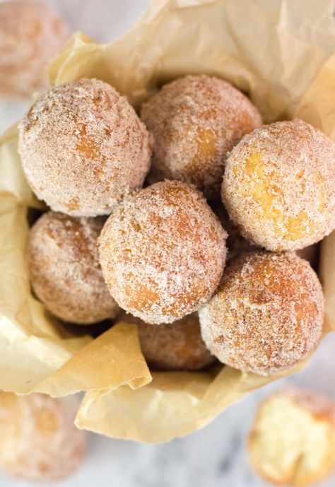 Fried Donut Holes (No Yeast) - Sugar Spun Run Yeast Donut Holes Recipe, Fried Donut Holes, Donut Recipe Fried, Beignets Cuits, Baked Donut Holes, Easy Breakfast Treats, Donut Hole Recipe, Sandwich Cookies Filling, Doughnut Recipe Easy