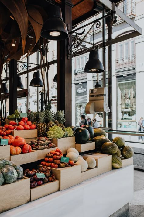 Organic Market Design, Food Market Design, San Miguel Market, Fruit And Veg Shop, Produce Market, Indoor Markets, Grocery Market, Grocery Store Design, Food Retail