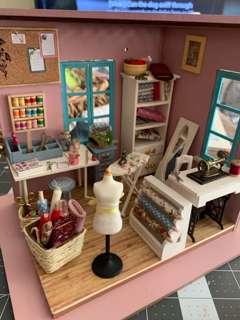 Miniature Sewing Room Miniature, Mini Rooms Miniatures, Miniature Music Room, Miniature Room Boxes Ideas, Mini Room Craft, Dollhouse Craft Room, Miniature Rooms Diy, Doll House Miniature, Mini Craft Room