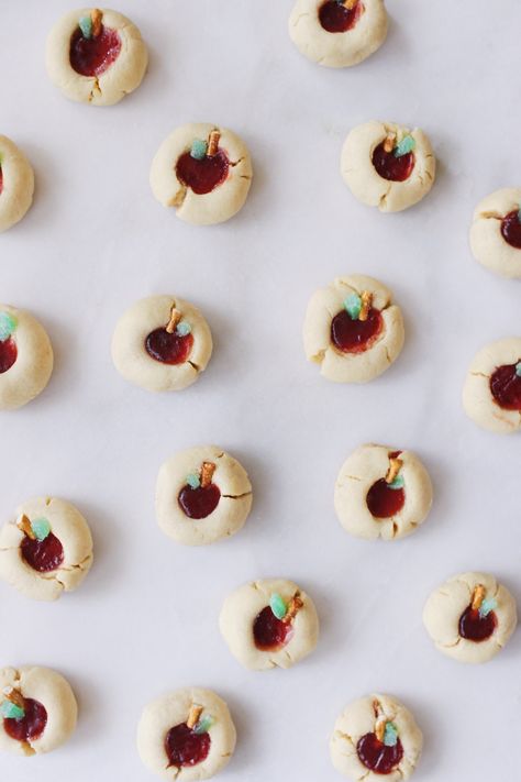 Apple-Shaped Thumbprint Cookies Recipe - Rosh Hashanah Cookies Rosh Hashanah Cookies, Rosh Hashanah Desserts, Rosh Hashana Recipes, Rosh Hashanah Recipes, Thumbprint Cookies Recipe, Honey Cookies, Mini Pretzels, Rosh Hashana, Yom Kippur