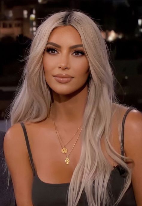 Platinum Blonde Hair Olive Skin, Kim Kardashian Platinum Blonde, Blonde Hair Kim Kardashian, Kardashian Hair Color, Kim Blonde, Kim Kardashian Blonde, Blonde Asian Hair, Blonde Wedding Hair, Blonde Hair With Roots