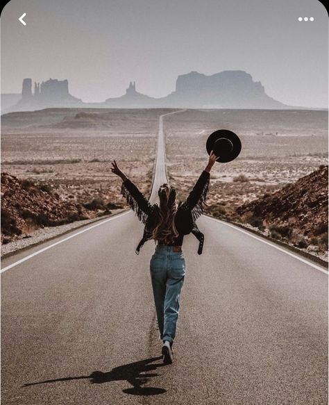 Desert Photoshoot Ideas, Western Photo Shoots, Road Trip Photography, Western Photoshoot, Desert Photoshoot, Western Photo, Road Photography, Photography Posing Guide, Foto Tips