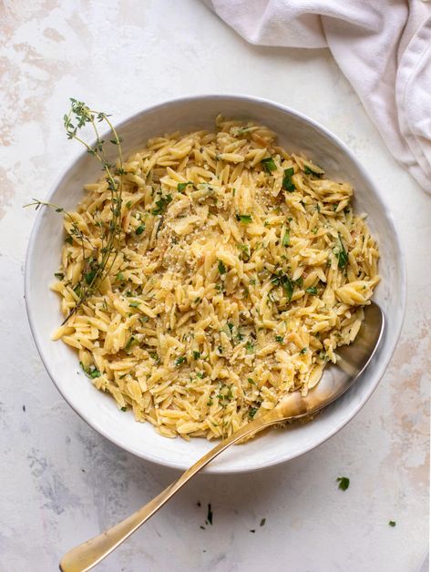 parmesan herb orzo Orzo Parmesan, Orzo Side, Parmesan Orzo, Orzo Dishes, Sweet Potato Kale, Orzo Recipes, Pasta Sides, Favorite Side Dish, Veggie Sides