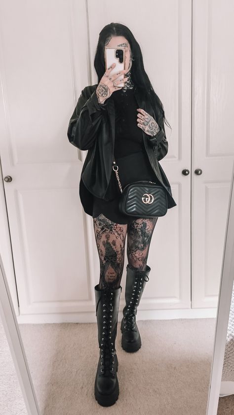 Lace Up Knee High Boots Outfit, Knee High Doc Martens Outfits, Goth Boots Outfit, Minimalist Goth Fashion, Gothic Fashion Casual, Kneehighboots Outfits, Platform Boots Outfit, Knee High Combat Boots, Combat Boot Outfit