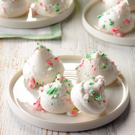 Vanilla Meringue Cookies, Chocolate Meringue Cookies, Peppermint Kisses, Peppermint Meringues, Peppermint Dessert, Best Christmas Cookie Recipe, Chocolate Meringue, Gluten Free Christmas, Spritz Cookies