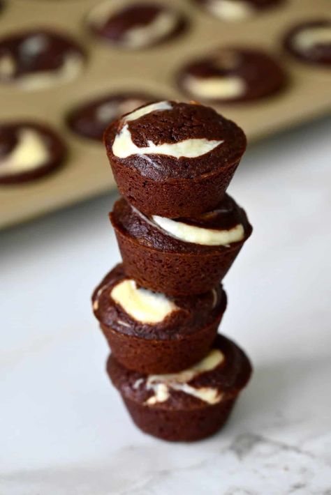 Cheesecake brownie bites are an easy bite-sized dessert perfect for snacking. Minature Desserts Recipes, Cookie Brownie Cheesecake Cups, Mini Brownie Bites From Mix Boxes, Cheesecake Brownies From Scratch, Brownie Bites From Mix Boxes, Cheesecake Brownie Bites, Dessert Individual, Brownie Cheesecake Bites, Desserts Board