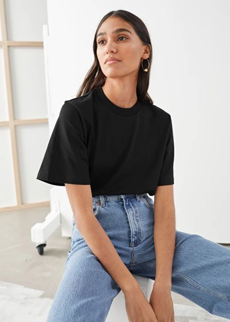 Boxy Organic Cotton T-Shirt - Black - Tops & T-shirts - & Other Stories Boxy Shirt Outfit, Shirt Hacks, Boxy Shirt, Capsule Wardrobe Outfits, Straight Clothes, Shirt Print Design, Wardrobe Outfits, Tshirt Outfits, Fashion Story