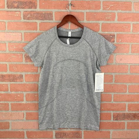 Nwt Lululemon Women's Slate/White Swiftly Tech Short Sleeve 2.0 Women's Size - 12 Condition - Nwt Color - Slate/White Measurements Top To Bottom - 27" Pit To Pit - 18.5" Lululemon Align Shirt, Grey Swiftly Tech, White Swiftly Tech, Lulu Lemon Outfits, Lululemon Clothes, Lululemon Stuff, Cute Lululemon Outfits, Lululemon Swiftly Tech Short Sleeve, Lululemon Shirts