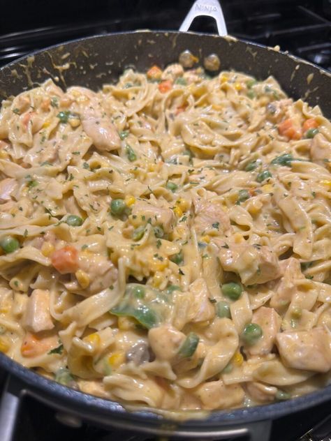 Chicken Pot Pie Pasta (30 Minute Recipe) Noodle Chicken Pot Pie, Creamy Chicken Pot Pie Pasta Bake, Egg Noodle Chicken Recipes, Chicken Pot Pie Pasta Casserole, Chicken Egg Noodles Recipes, Egg Noodles Dishes, Chicken Pot Pie Noodles, One Pot Chicken Pasta, Pot Pie Noodles