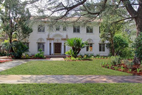 Eye For Design: Decorate Spanish Colonial "Old Hollywood" Style With Whitewashed Walls. Spanish Colonial Style Interior, Spanish House Exterior, Spanish Style Interiors, Mexican Home Design, Whitewashed Walls, Colonial Revival Architecture, Colonial Style Interior, Colonial Modern, Spanish Colonial Homes