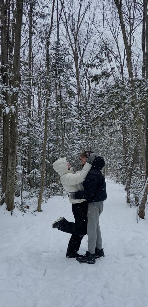 winter, cute, lovers, teenagers, goals Love Winter Aesthetic, Winter Dance Couple Pictures, Playing In The Snow Couple Aesthetic, Boyfriend Pictures Christmas, Christmas With Bf Aesthetic, Holiday Couple Ideas, Couple Picture Ideas Christmas, Snow Pics With Boyfriend, Snow Pictures With Boyfriend