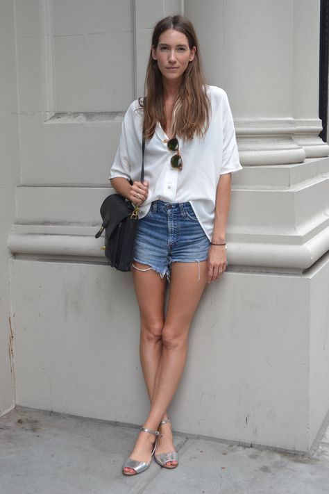 me encanta! Street Style Summer Casual, Gala Gonzalez, Moda Do Momento, Look Con Short, Emmanuelle Alt, Looks Street Style, Silver Sandals, Street Style Summer, Denim Cutoffs