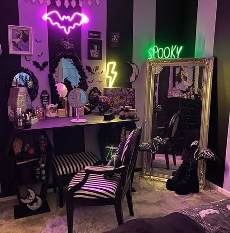 Goth Fairy Room Aesthetic, Lovecraftian Home Decor, Goth Beauty Room, Yallternative Bedroom, Emo House Decor, Wednesday Addams Bedroom Ideas, Tim Burton Room Ideas, Edgy Room Ideas Bedrooms, Horror Room Aesthetic