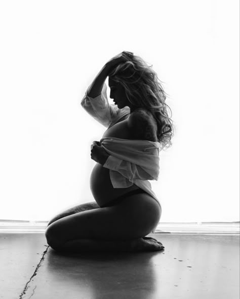 Maternity Photo Shoot Ideas Belly Out, Shadow Maternity Shoot, Studio Bump Photoshoot, Self Done Maternity Pictures, Atlanta Maternity Photography, Maternity Budior Photoshoot Ideas, Cool Maternity Shoot, Budoir Sessions Maternity, Pregnant Studio Photography