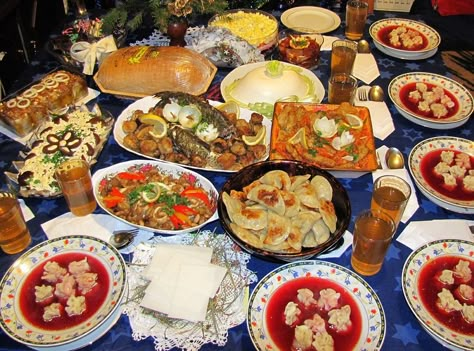 Traditional polish Christmas Eve dinner has to have 12 dishes representing the 12 apostles. Polish Christmas Traditions, New Years Day Dinner, Christmas Eve Meal, Ukrainian Christmas, Magazine Content, Polish Heritage, Polish Traditions, International Dishes, European Christmas