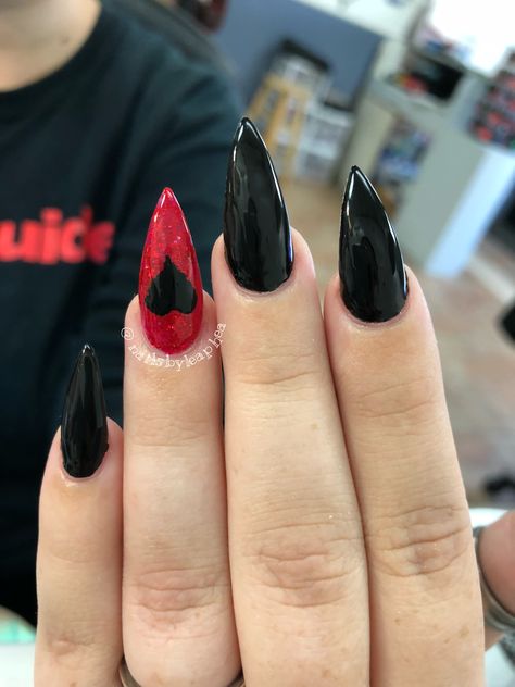 Valentine nails design #black & #Red Gothcore Nails, Punk Nail Ideas, Pices Zodiac Nails, Pookie Nails, Cute Grunge Nails, Summer Goth Nails, Classy Acrylic, Unghie Sfumate, Punk Nails