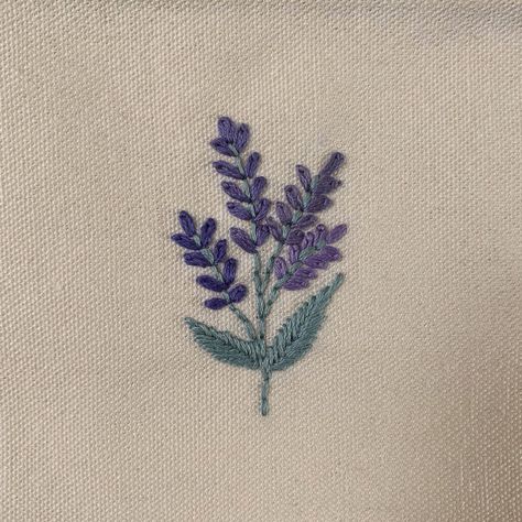 Embroidery On Purse, Embroidered Pencil Case, Small Cute Embroidery Designs, Embroidery Designs Aesthetic, Aesthetic Embroidery Ideas, Lavender Flower Embroidery, Embroidery Pencil Case, Small Flowers Embroidery, Aesthetic Pencil Case